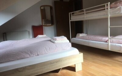 Zimmer mit Doppelbett und Etagenbett