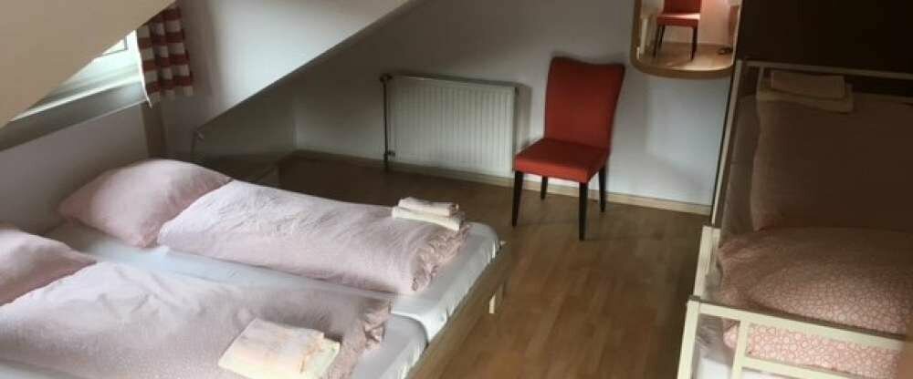Zimmer mit Doppelbett und Etagenbett