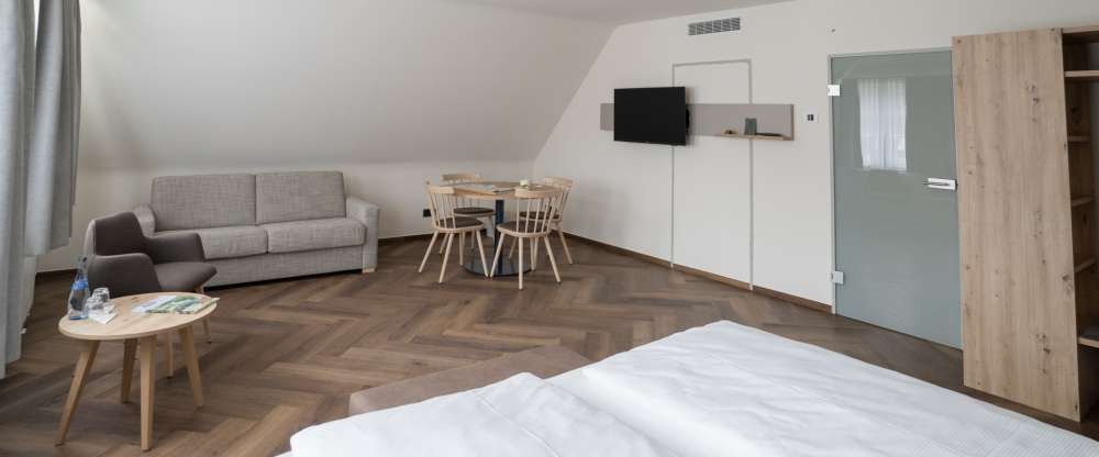 Das Comfort-Vierbettzimmer ist hell und modern eingerichtet und hat eine Größe von 22 m². Dieses Zimmer verfügt über Dusche, WC, Fön, Direktwahltelefon, Kabel-TV, Safe, Minibar, W-LAN (inklusive).