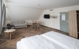 Das Comfort-Vierbettzimmer ist hell und modern eingerichtet und hat eine Größe von 22 m². Dieses Zimmer verfügt
über Dusche, WC, Fön, Direktwahltelefon, Kabel-TV, Safe, Minibar, W-LAN (inklusive).