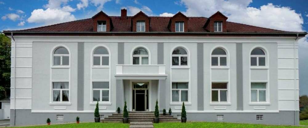 Die Villa Bowdy ist ein familien geführtes Hotel, gelegen zwischen Köln und Aachen. Durch seine gute Lage ist es eine beliebte Unterkunft um schnell vielzählige Attraktionen der Region aus zentraler Lage zu erreichen. Als Hotel machen vor allem die beiden
