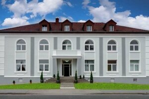 Die Villa Bowdy ist ein familien geführtes Hotel, gelegen zwischen Köln und Aachen. Durch seine gute Lage ist es eine beliebte Unterkunft um schnell vielzählige Attraktionen der Region aus zentraler Lage zu erreichen. Als Hotel machen vor allem die beiden