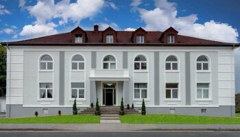 Die Villa Bowdy ist ein familien geführtes Hotel, gelegen zwischen Köln und Aachen. Durch seine gute Lage ist es eine beliebte Unterkunft um schnell vielzählige Attraktionen der Region aus zentraler Lage zu erreichen. Als Hotel machen vor allem die beiden