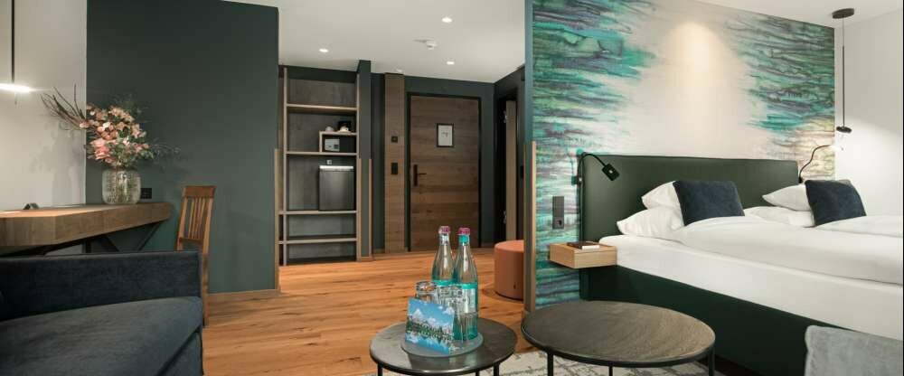 Dieses moderne Doppelzimmer bietet Ihnen höchsten Komfort und eine entspannte Atmosphäre. Das großzügige Bett sorgt für erholsame Nächte und ein perfektes Schlaferlebnis. Die individuell regulierbare Klimaanlage garantiert stets ein angenehmes Raumklima, 