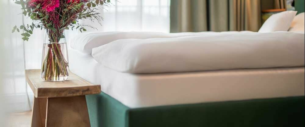 Das moderne, lichtdurchflutete Doppelzimmer Deluxe bietet Ihnen eine exklusive Auszeit inmitten eines stilvollen Neubaus. Genießen Sie höchsten Komfort mit einer individuell regulierbaren Klimaanlage, die für eine angenehme Raumtemperatur sorgt. Die großz