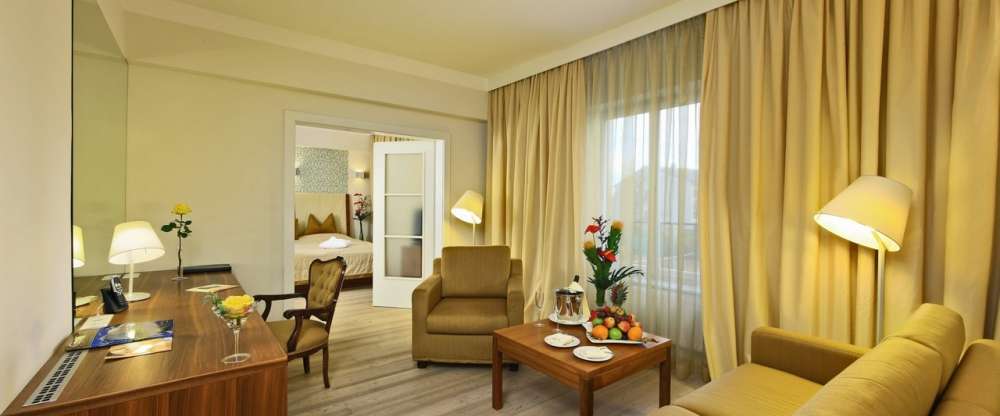 Alle 5 Junior-Suiten befinden sich im Residenz-Gebäude gleich neben dem Schloss und mit direktem Zugang in den Spa Bereich. Diese geräumigen Zwei-Zimmer-Appartements sind ca. 36 m² groß und bieten zusätzlich ein ausziehbares Sofa.
