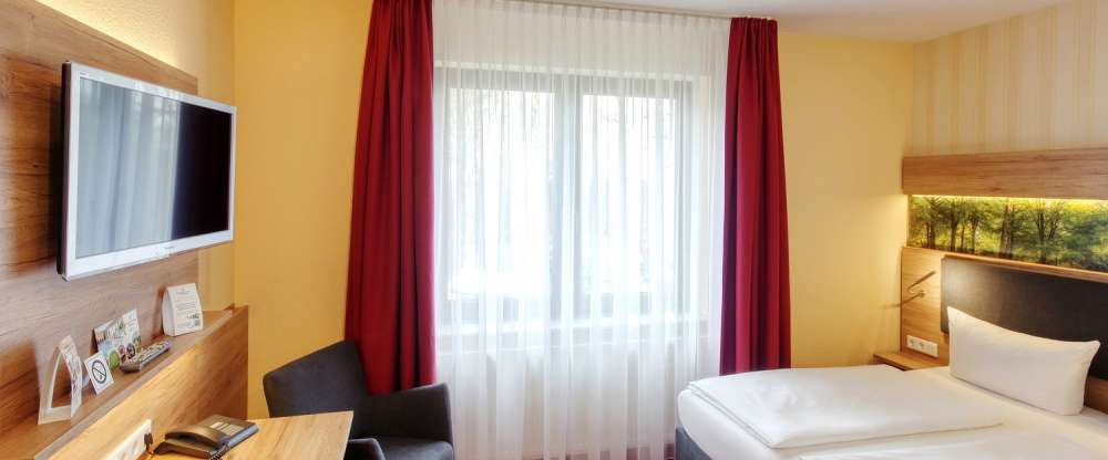 16-23 m² im modernen englischen Stil eingerichtet, Boxspringbett (160×200 cm / 80×200 cm), Flachbild TV, Minibar, Schreibtisch, WLAN, Bad mit Dusche und WC, Fön, Kosmetikspiegel, Pflegeprodukte, Sitzgelegenheit mit Tisch und Stühlen, bequem ebenerdig oder