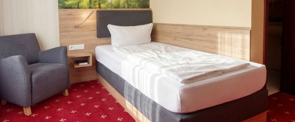 Vital - Einzelzimmer - ca. 18-23 qm groß, eingerichtet im modernen englischen Stil, Badezimmer mit Dusche, WC, Fön & Kosmetikspiegel, 32 Zoll Flachbild TV im Zimmer, Minibar - Zimmer ist bequem mit dem Lift zu erreichen