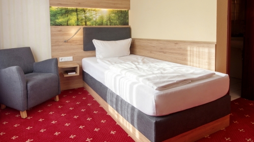 Vital - Einzelzimmer - ca. 18-23 qm groß, eingerichtet im modernen englischen Stil, Badezimmer mit Dusche, WC, Fön & Kosmetikspiegel, 32 Zoll Flachbild TV im Zimmer, Minibar - Zimmer ist bequem mit dem Lift zu erreichen