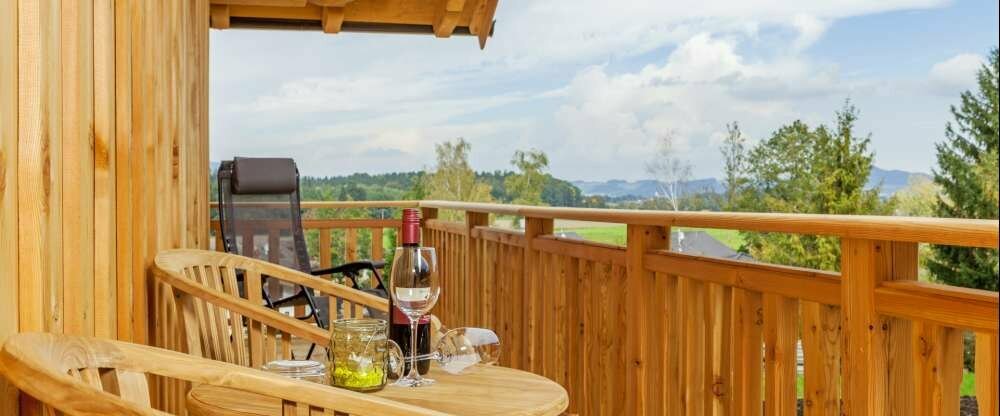 Das Wald-Chalet im Obergeschoß in einzigartiger 1A-Lage hat eine Wohnfläche von 100m² auf einer Etage (im Obergeschoss), mit Wohnraum mit gemütlichem Naturleder-Sofa, kleiner Küche, Zirbenholz-Schlafzimmer, großes Badezimmer mit Sauna, eigenem mit 36° beh