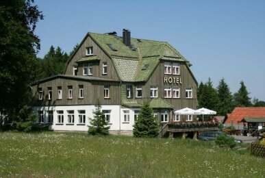 waldhotel AUSZEIT - Hotel-Außenansicht, Quelle: waldhotel AUSZEIT