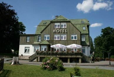 waldhotel AUSZEIT - Hotel-Außenansicht, Quelle: waldhotel AUSZEIT