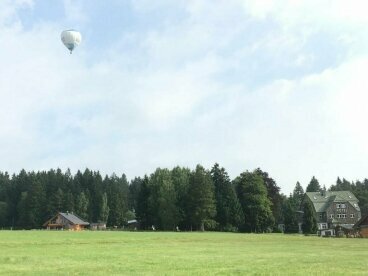 waldhotel AUSZEIT - Hotel-Außenansicht, Quelle: waldhotel AUSZEIT