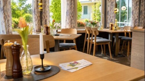 Restaurant "blaue Ente" im Hotel
Unsere Köche haben den Trend zum bodenständigen Kochen schon lange erkannt.
Sie verwenden hauptsächlich regionale Produkte für wohlschmeckende Spezialitäten, die im Trend liegen.
