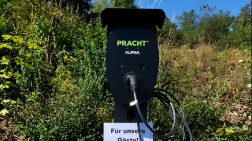 4 E-Ladesäulen für PkW auf hoteleigenem Parkplatz