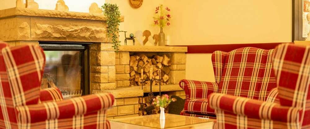 Gemütliche Kaminecke in der Lobby lädt zum Verweilen ein.