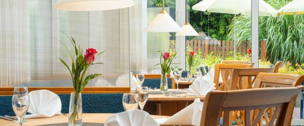 Leicht und beschwingt, farbenprächtig und hell, etwas exotisch und träumerisch, wie eine Libelle. Wählen Sie Ihr Lieblingsgericht aus unserer vielfältigen Speisekarte. 