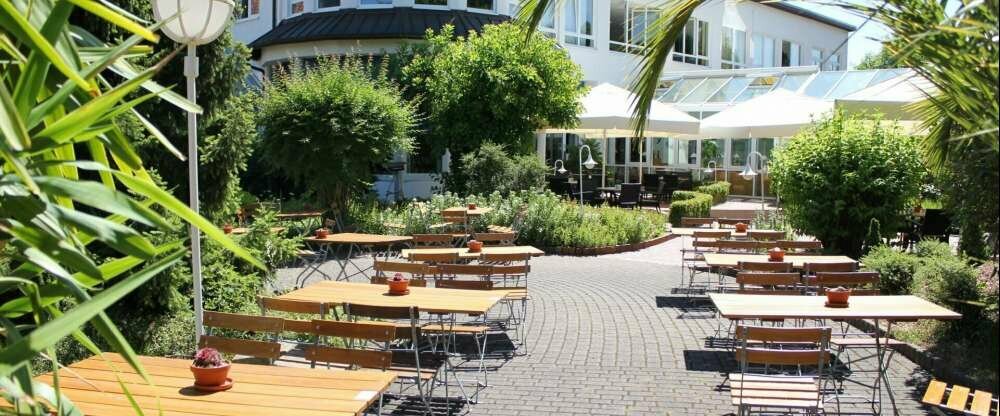 Waldhotel Schäferberg - große Gartenterrasse mit Gastronomie