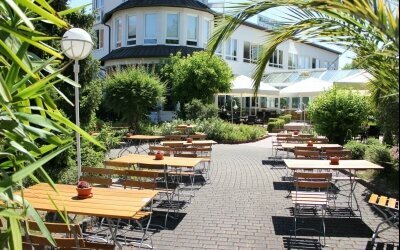 Waldhotel Schäferberg  - große Gartenterrasse mit Gastronomie