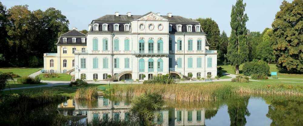 Schloss Wilhelmsthal mit Park ist 1,5km vom Waldhotel Schäferberg entfernt.