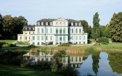 Schloss Wilhelmsthal mit Park ist 1,5km vom Waldhotel Schäferberg entfernt.