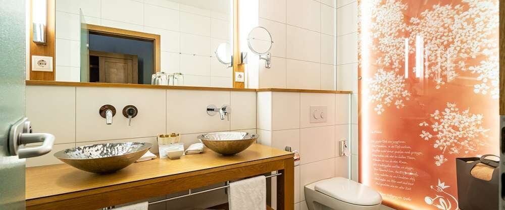 Waldhotel Tannenhäuschen - Badezimmer