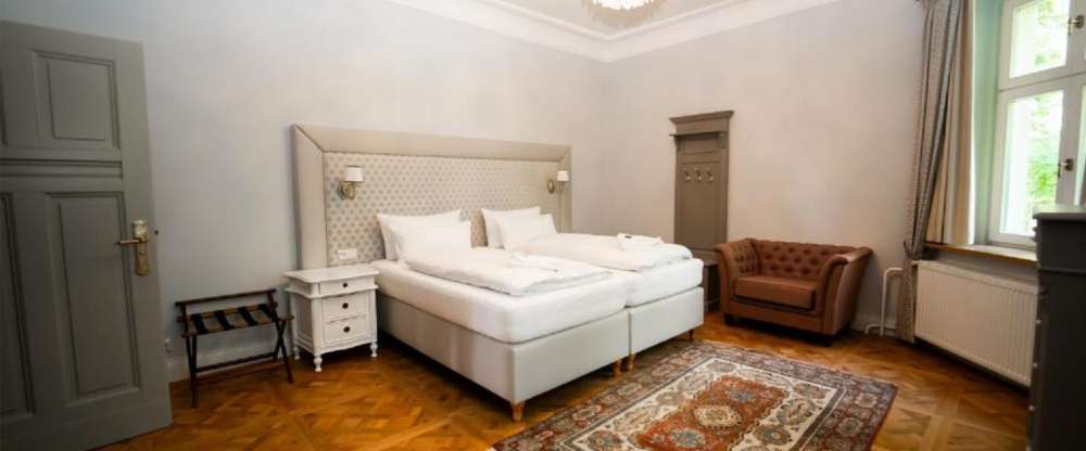 In der charmanten Wald-Suite können Sie sich morgens von Vogelgezwitscher wecken lassen, während Ihre Blicke ins Grüne schweifen. 