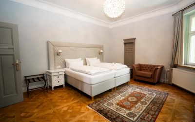 In der charmanten Wald-Suite können Sie sich morgens von Vogelgezwitscher wecken lassen, während Ihre Blicke ins Grüne schweifen. 