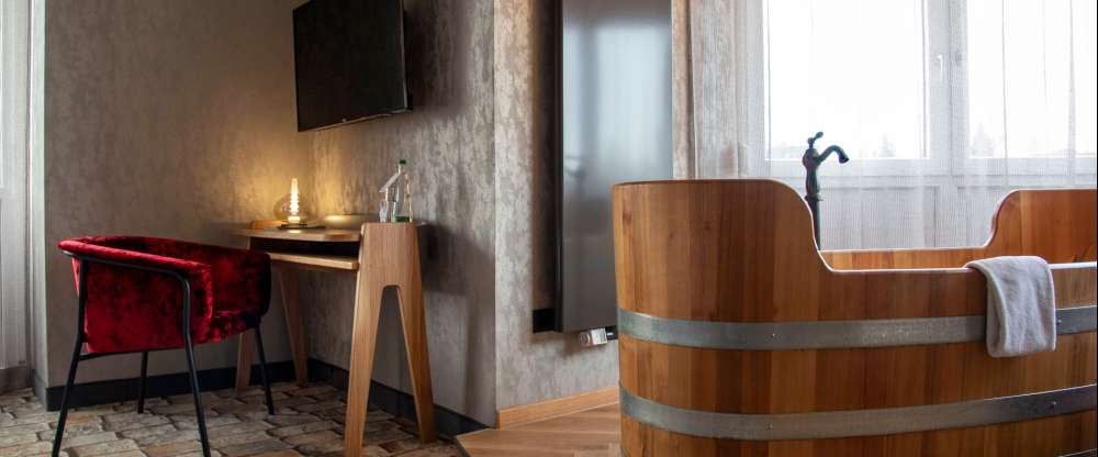 Das Superior Zimmer „Wallenstein“ – ein einzigartiges Themenzimmer, das Geschichte, Stil und modernen Komfort in perfekter Harmonie verbindet. Was dieses Zimmer besonders macht? Das absolute Highlight ist der großzügige Holzzuber, der für pure Entspann