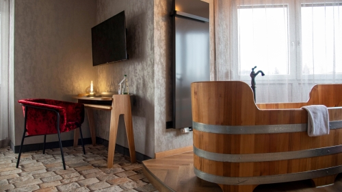 Das Superior Zimmer „Wallenstein“ – ein einzigartiges Themenzimmer, das Geschichte, Stil und modernen Komfort in perfekter Harmonie verbindet.

Was dieses Zimmer besonders macht? Das absolute Highlight ist der großzügige Holzzuber, der für pure Entspann