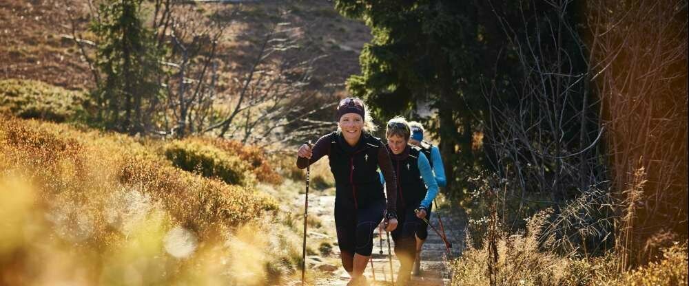 Zu Fuß den goldenen Herbst genießen. Viele Wanderungen können sie gleich vor der Haustüre starten.