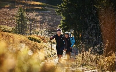 Zu Fuß den goldenen Herbst genießen. Viele Wanderungen können sie gleich vor der Haustüre starten.