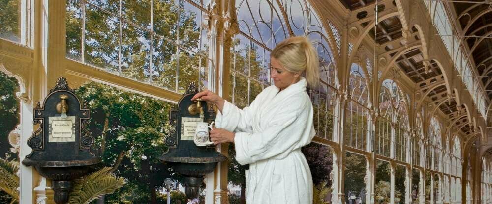 An der Kolonnade im Parkhotel Golf - Warteraum beim Atzt