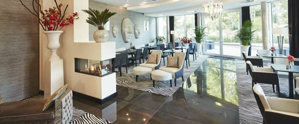 Die Lobby dient auch als großräumiger Lounge-Bereich, der Sie mit zahlreichen bequemen Sesseln und Sofas, kostenfreiem W-LAN, sowie Getränken und Snacks zum Entspannen und Verweilen einlädt. 