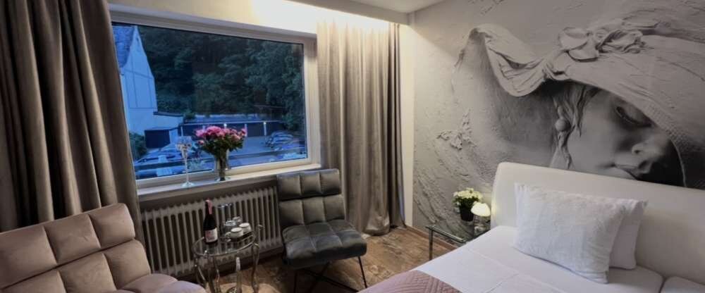 Das stilvolle Wellness-Doppelzimmer verbindet Komfort, modernes Design und entspannende Atmosphäre.