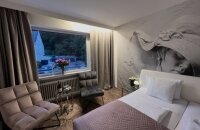 Das stilvolle Wellness-Doppelzimmer verbindet Komfort, modernes Design und entspannende Atmosphäre.