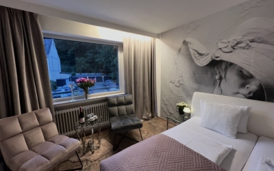 Das stilvolle Wellness-Doppelzimmer verbindet Komfort, modernes Design und entspannende Atmosphäre.