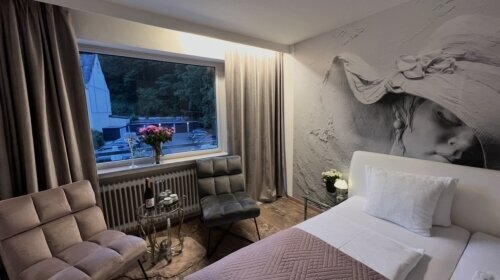 Das stilvolle Wellness-Doppelzimmer verbindet Komfort, modernes Design und entspannende Atmosphäre.