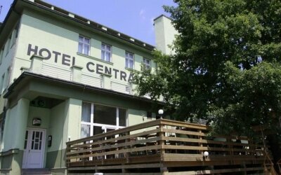 Wellness Hotel Centrál - Hotel-Außenansicht 