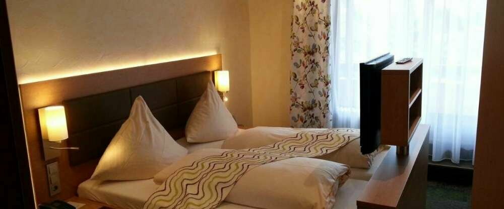 Dusche und WC Fön und Schminkspiegel Kabel-TV / Sky und Weckradio WLan Telefon zum Teil mit Balkon mit Kühlschrank Safe 