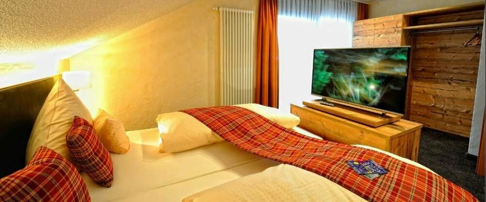 Einzelzimmer Talseite Ausstattung: Dusche und WC Fön und Schminkspiegel Kabel-TV / Sky und Weckradio WLan Telefon zum Teil mit Balkon mit Kühlschrank Safe