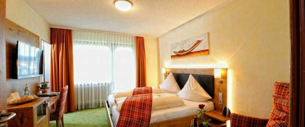 Einzelzimmer Südseite: Ausstattung: Dusche und WC Fön und Schminkspiegel Kabel-TV / Sky und Weckradio WLan Telefon Balkon Safe zum Teil mit Kühlschrank