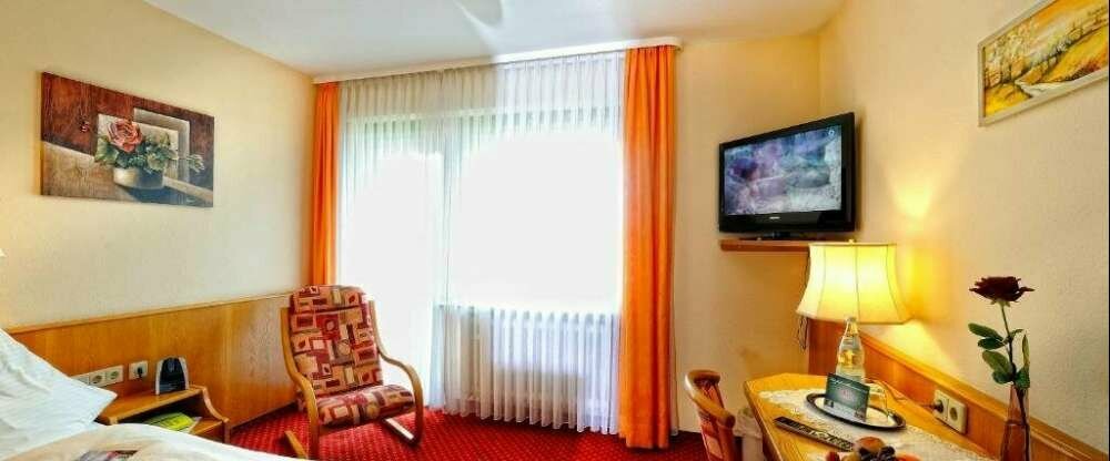 Doppelzimmer Superior Dusche und WC Fön und Schminkspiegel Kabel-TV / Sky und Weckradio WLan Telefon zum Teil mit Balkon mit Kühlschrank Safe