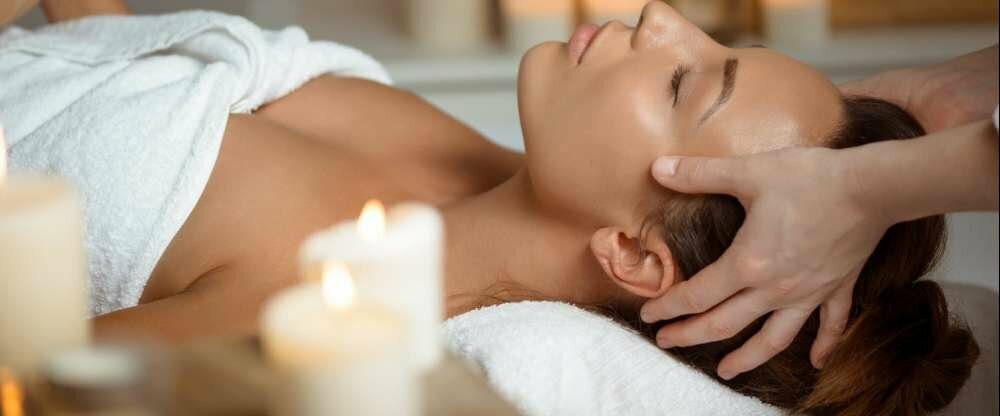 Rundum wohltuende Wellnessmassage bei Kerzenschein und leiser Musik