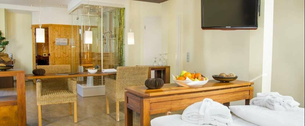 Entspannen Sie in der Luxus Wellness-Suite im Afrika-Look mit Sauna, Dampf- und Massagedusche, Badewanne und Hängesessel! Auf über 60 m² bietet die liebevoll möblierte und afrikanisch dekorierte Wellness Suite NRW alles was das Herz begehrt: Einen Himmels