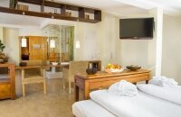 Entspannen Sie in der Luxus Wellness-Suite im Afrika-Look mit Sauna, Dampf- und Massagedusche, Badewanne und Hängesessel! Auf über 60 m² bietet die liebevoll möblierte und afrikanisch dekorierte Wellness Suite NRW alles was das Herz begehrt: Einen Himmels