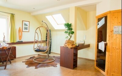 Entspannen Sie in der Luxus Wellness-Suite im Afrika-Look mit Sauna, Dampf- und Massagedusche, Badewanne und Hängesessel! Auf über 60 m² bietet die liebevoll möblierte und afrikanisch dekorierte Wellness Suite NRW alles was das Herz begehrt: Einen Himmels