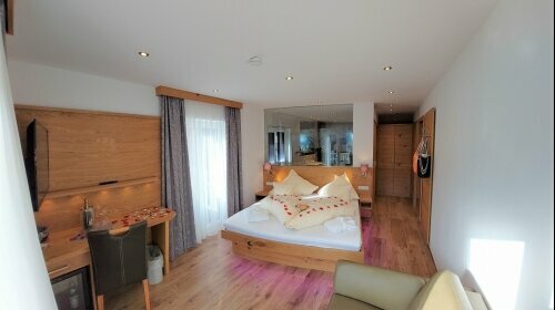 Alpenzauber-Junior-Suite-Design mit Whirlpool, Balkon oder Terrasse