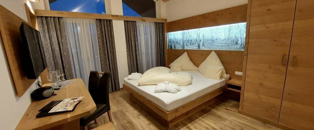 Alpenzauber-Junior-Suite-Design mit Whirlpool, Balkon oder Terrasse