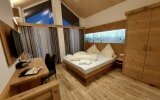 Alpenzauber-Junior-Suite-Design mit Whirlpool, Balkon oder Terrasse